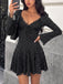 Schwarzes 60er Rippkleid mit Spitzen-V-Ausschnitt und Glockenärmeln