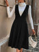 Bordeauxrotes 50er Cord-Pinaforekleid mit tiefem V-Ausschnitt