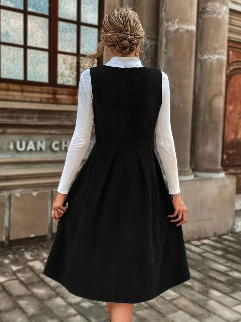 Bordeauxrotes 50er Cord-Pinaforekleid mit tiefem V-Ausschnitt