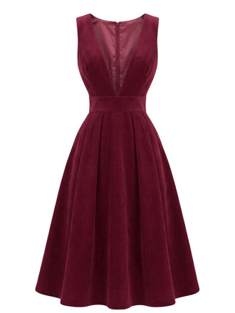 Bordeauxrotes 50er Cord-Pinaforekleid mit tiefem V-Ausschnitt