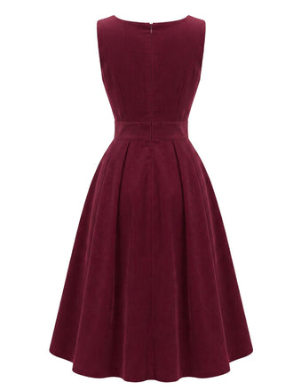 Bordeauxrotes 50er Cord-Pinaforekleid mit tiefem V-Ausschnitt