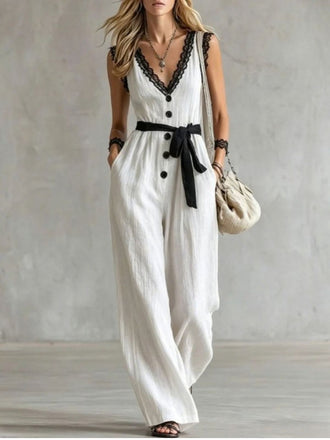 Weißer 50er Jumpsuit mit Spitzenbesatz und Gürtel