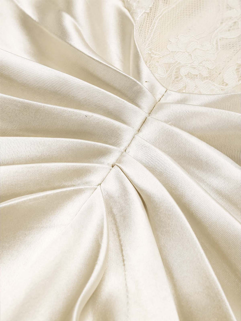 Champagnerfarbenes 30er Satin-Nachtkleid mit Spitze und Korsett-Taille
