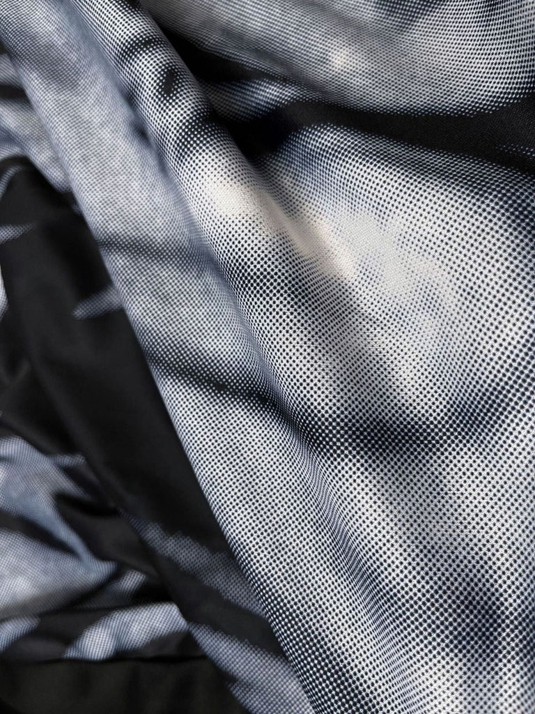 Schwarzes 50er Halloween-Kapuzenkleid mit Geist und Glockenärmeln