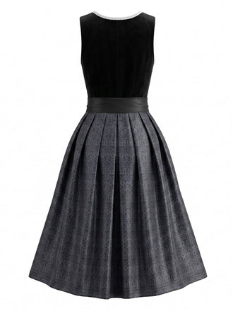 Schwarzes 50er Kleid mit Herzausschnitt und Besatz
