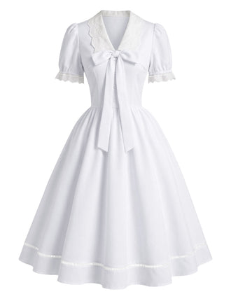 Weißes 50er Kleid mit Spitzen-Chelsea-Kragen und Schleife