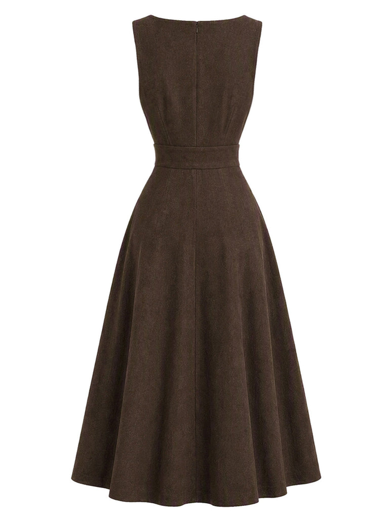 Braunes 70er Trägerkleid mit Zierknöpfen und Taschen
