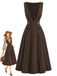 Braunes 70er Trägerkleid mit Zierknöpfen und Taschen