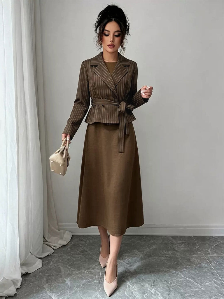 40er Nadelstreifenset aus Blazer und A-Linien-Midikleid