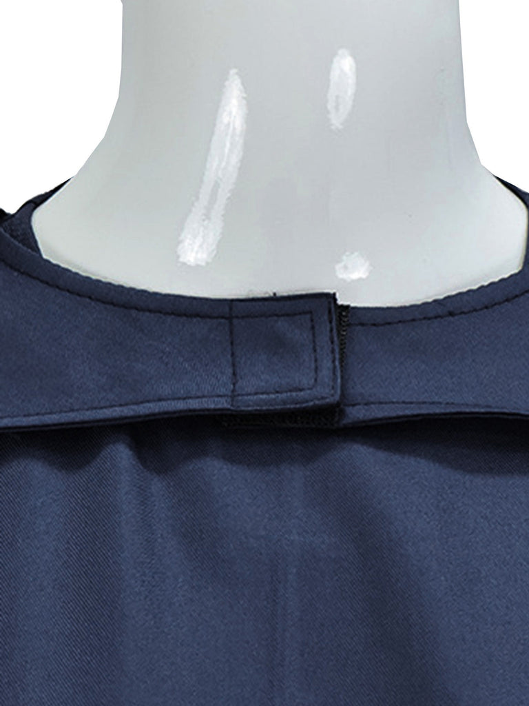 Marineblaues 70er Königin-Kostüm-Plisseekleid mit Cape