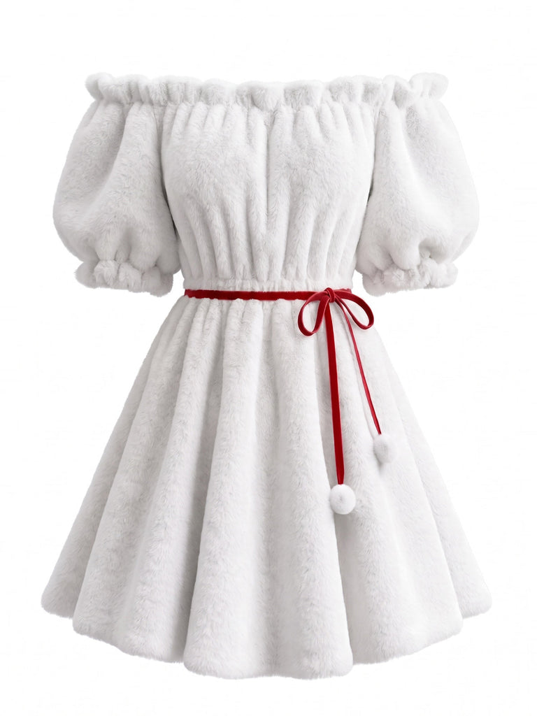Weißes 60er schulterfreies Kunstfell-Minikleid mit Geweih-Haarreif