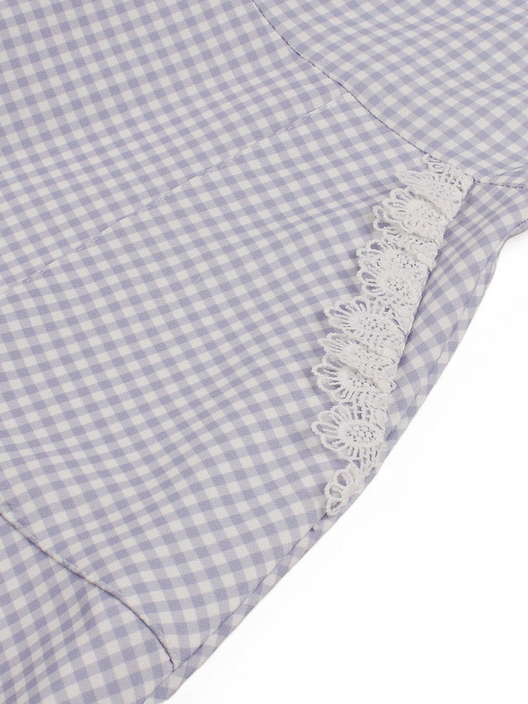 Tailliertes lavendelfarbenes 50er Ginghamkleid mit Spitze und Taschen