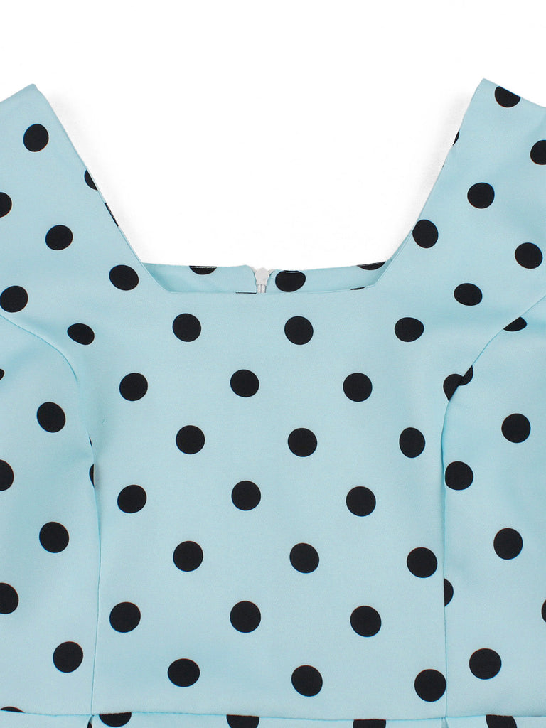 Hellblaues 50er Swingkleid mit eckigem Ausschnitt und Polka-Dots