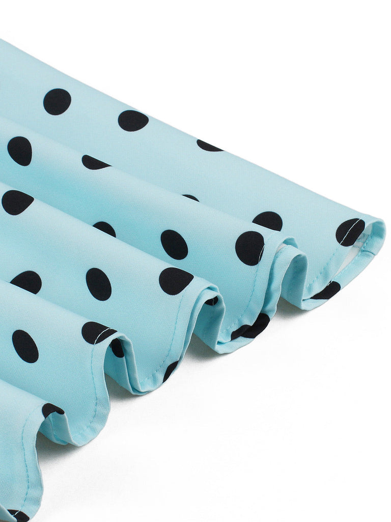 Hellblaues 50er Swingkleid mit eckigem Ausschnitt und Polka-Dots