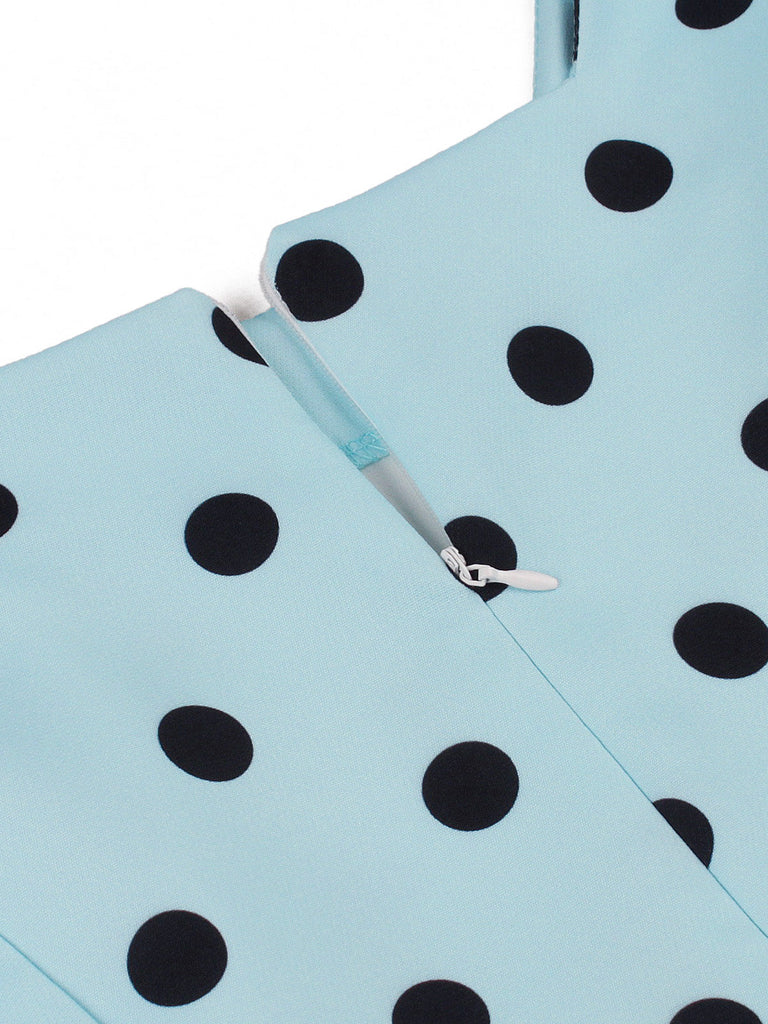 Hellblaues 50er Swingkleid mit eckigem Ausschnitt und Polka-Dots
