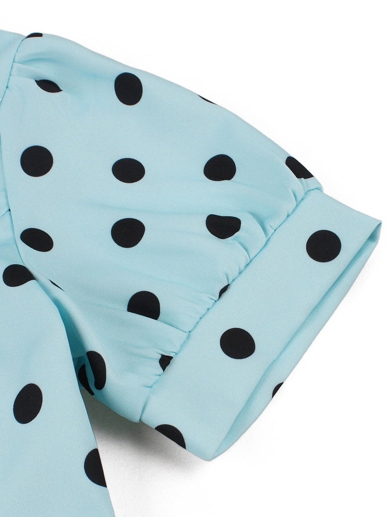 Hellblaues 50er Swingkleid mit eckigem Ausschnitt und Polka-Dots
