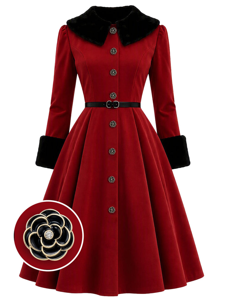 Rotes gegürtetes 50er Mantelkleid mit Flauschkragen und Blumenknöpfen