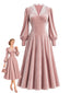 [Vorverkauf] Rosa 30er Samtkleid mit Spitzenkragen und Langarm
