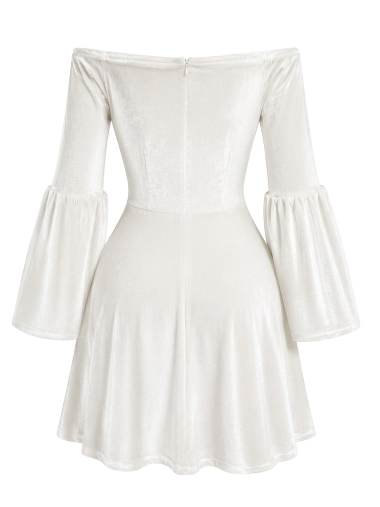 Schulterfreies 60er Samtminikleid mit Glockenärmeln