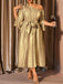 [Übergröße] Goldenes 50er Kleid mit schrägem Ausschnitt und Spitzenbesatz