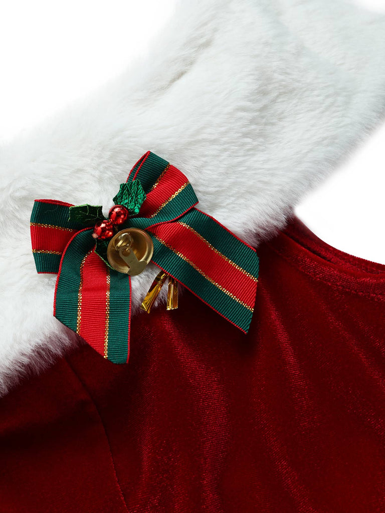 Schulterfreies 50er Weihnachts-Samttop mit Flauschbesatz und Schneeflockenknöpfen
