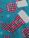 Blaues 50er Weihnachts-Swingkleid mit Strumpf-Print und Wellenausschnitt