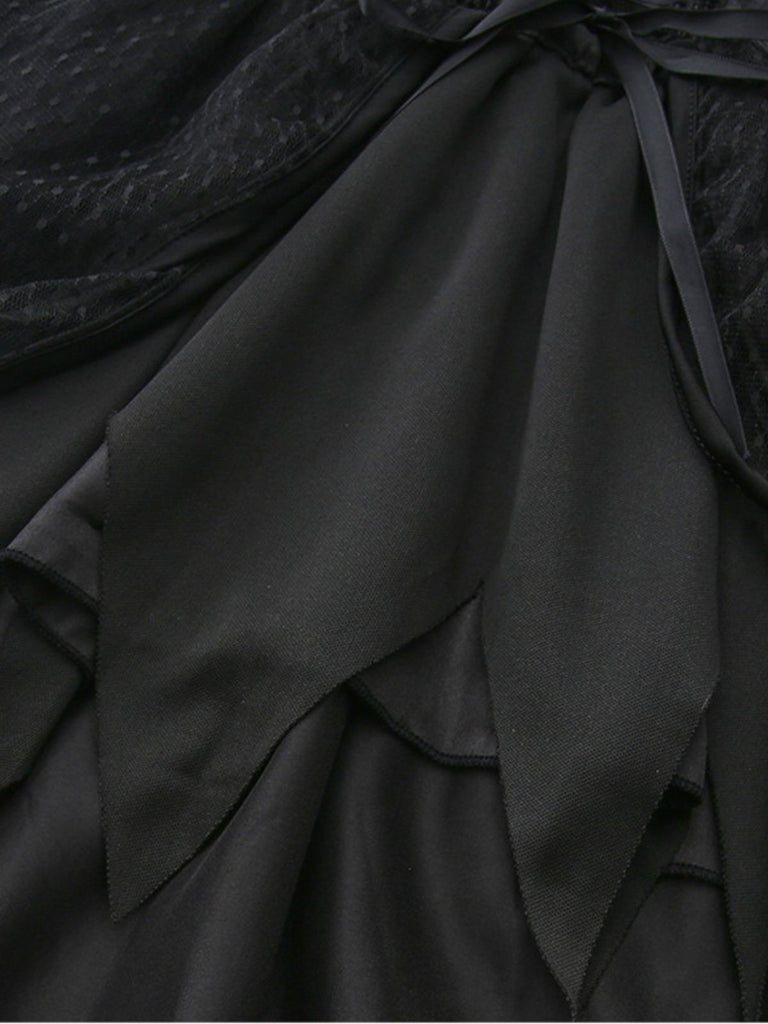 Schwarzes 50er Hexenkleid mit Federbesatz und ausgestellten Ärmeln