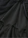 Schwarzes 50er Hexenkleid mit Federbesatz und ausgestellten Ärmeln