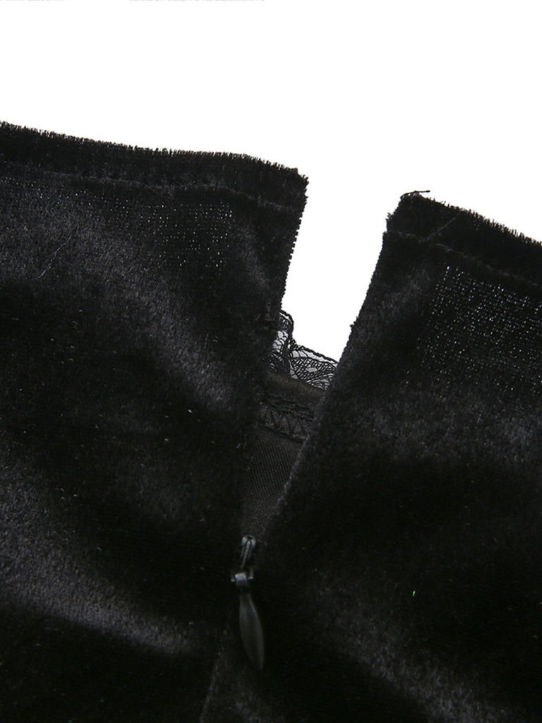 Schwarzes 50er Hexenkleid mit Federbesatz und ausgestellten Ärmeln