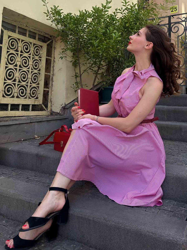 Rosa 1950er Nadelstreifen Krawattenkragen Kleid