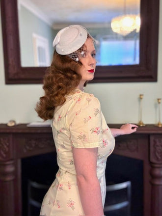 Beige 1940er Puffärmel Revers Blumen Kleid