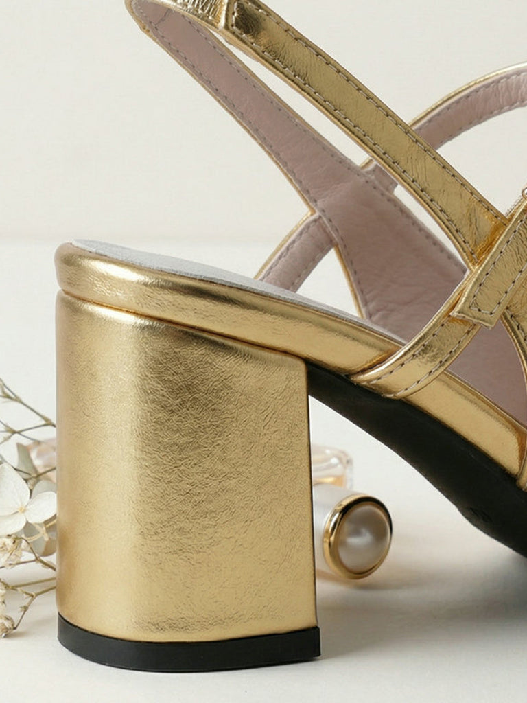 Sandalen mit Knöchelriemen und Spitz