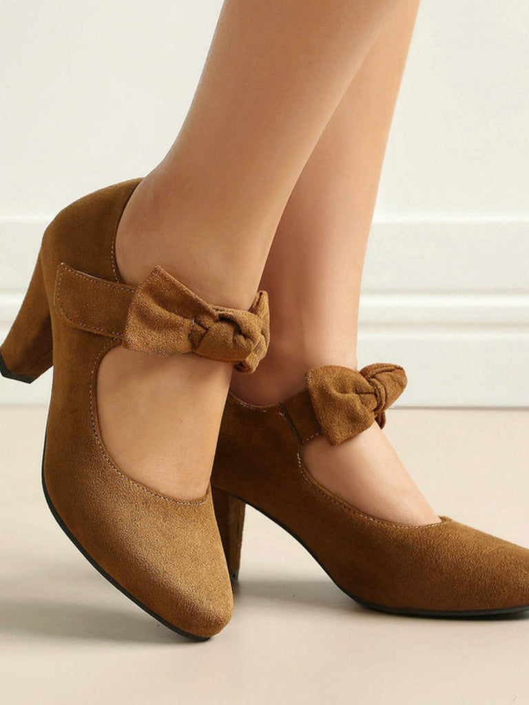 Pumps mit Schleife und Blockabsatz