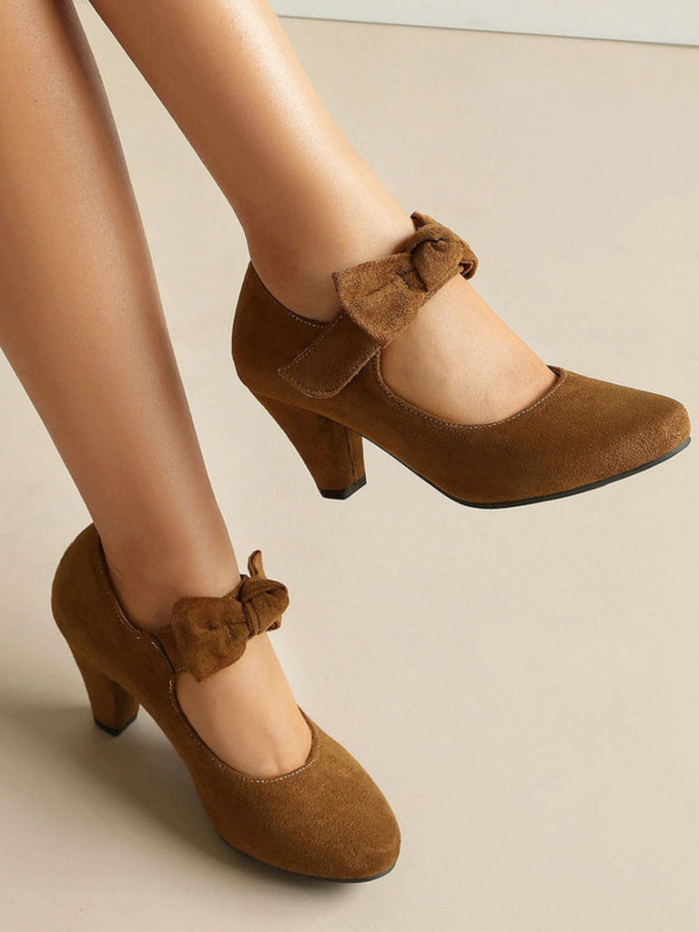 Pumps mit Schleife und Blockabsatz
