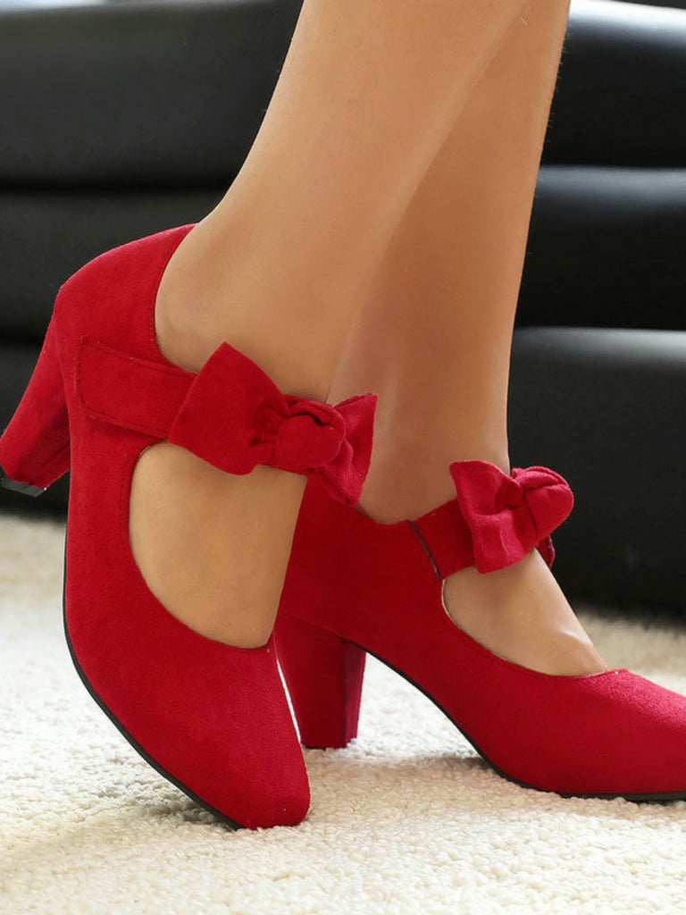 Pumps mit Schleife und Blockabsatz
