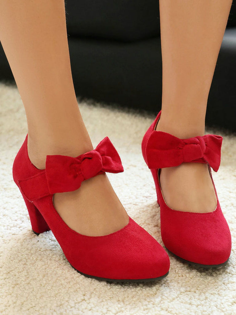Pumps mit Schleife und Blockabsatz