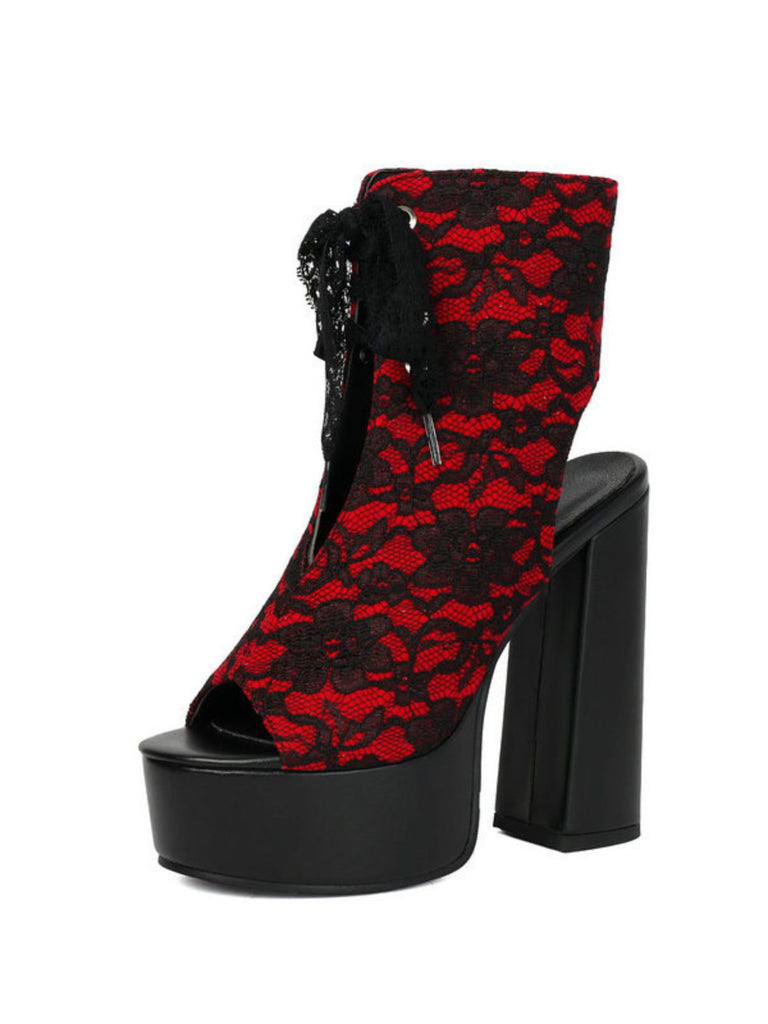 Schuhe mit Schnürung und Spitze