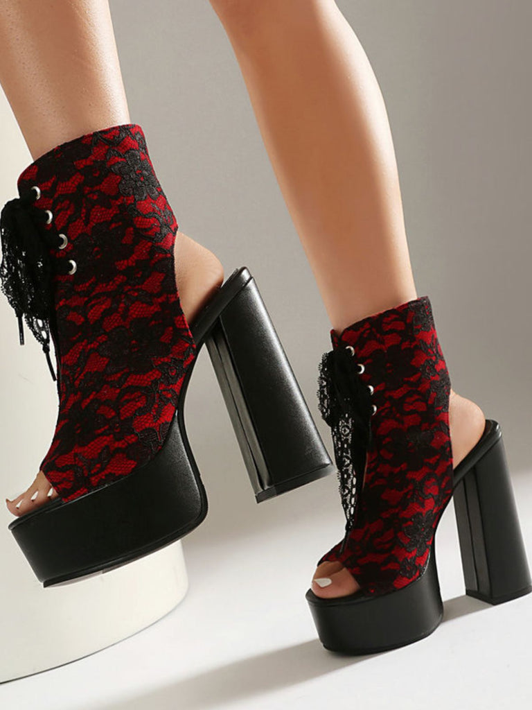 Schuhe mit Schnürung und Spitze