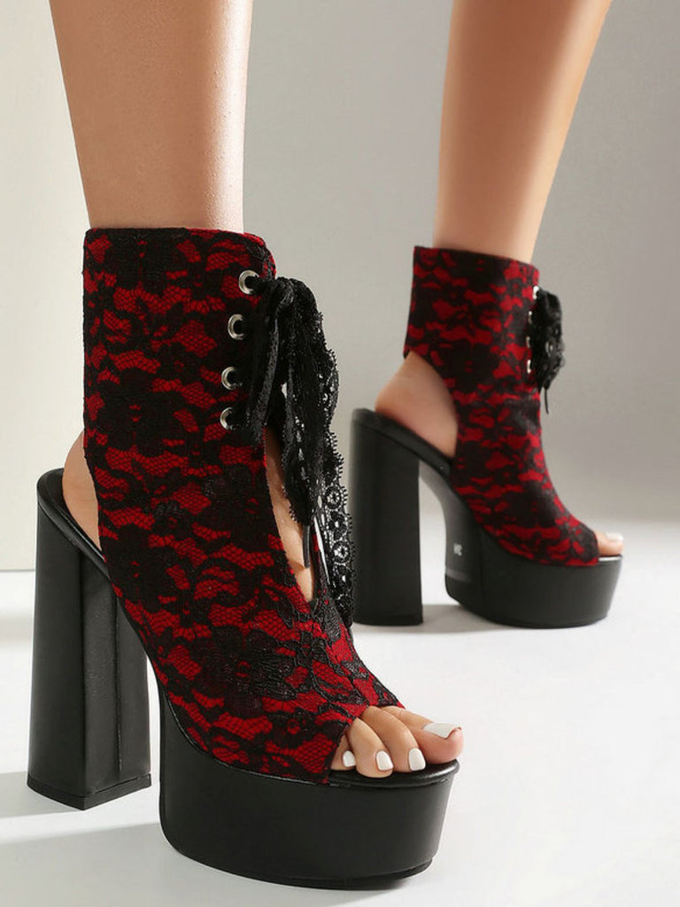 Schuhe mit Schnürung und Spitze