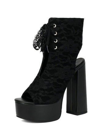 Schuhe mit Schnürung und Spitze