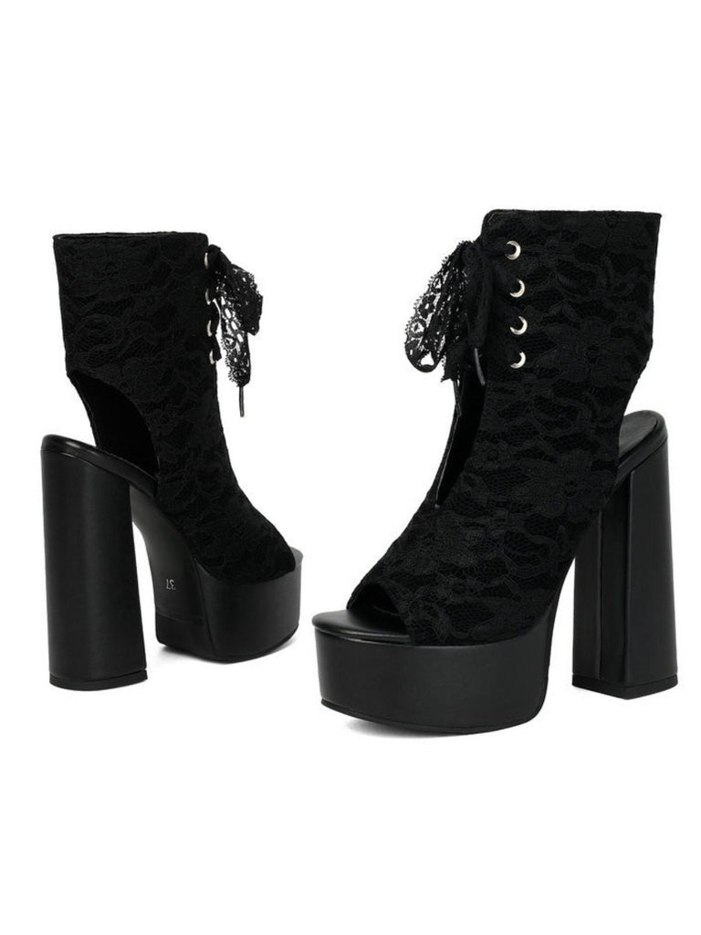 Schuhe mit Schnürung und Spitze