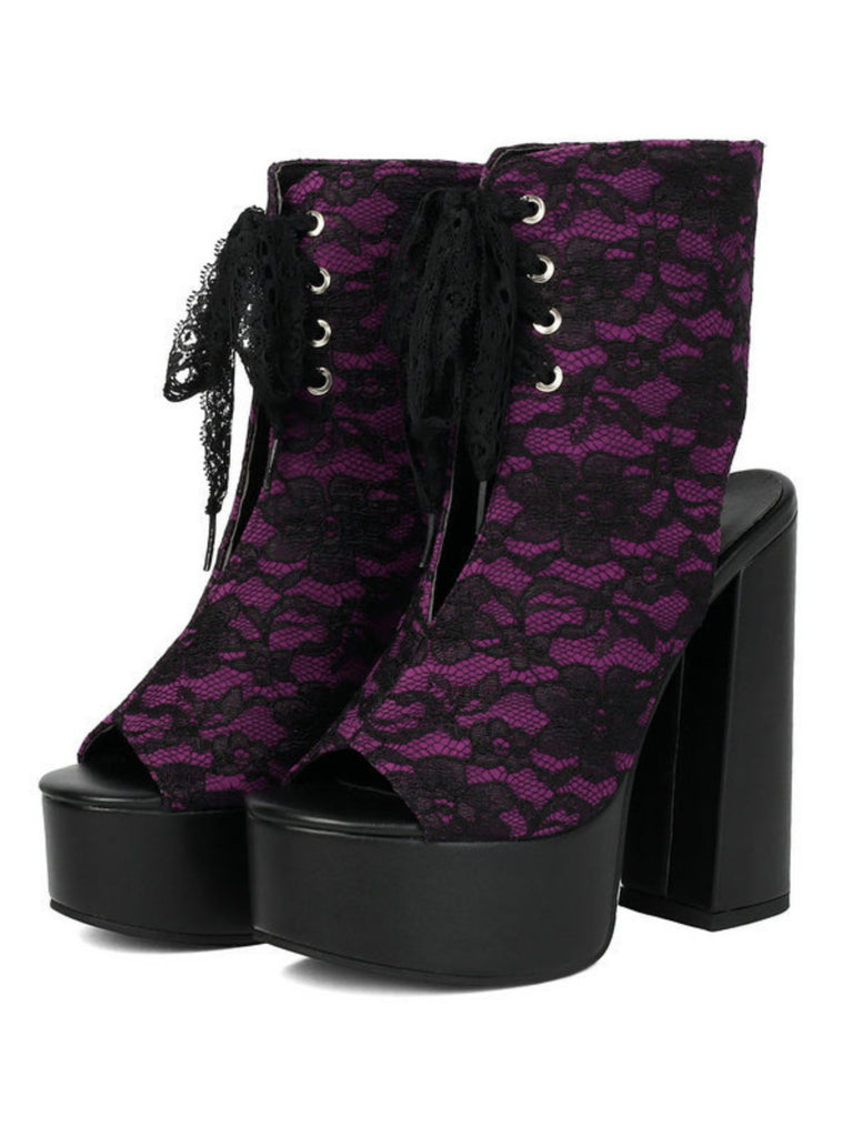 Schuhe mit Schnürung und Spitze