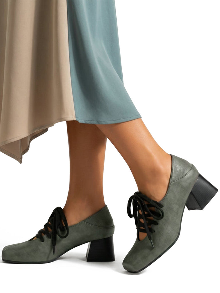 Schuhe mit Schnürung und Zehen