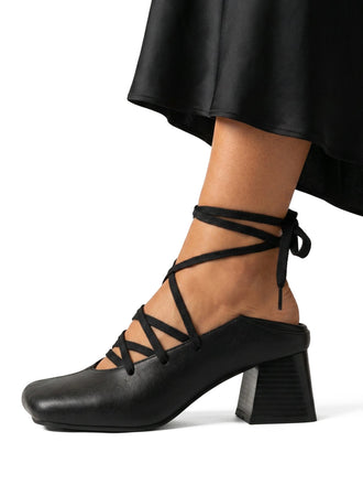 Schuhe mit Schnürung und Zehen
