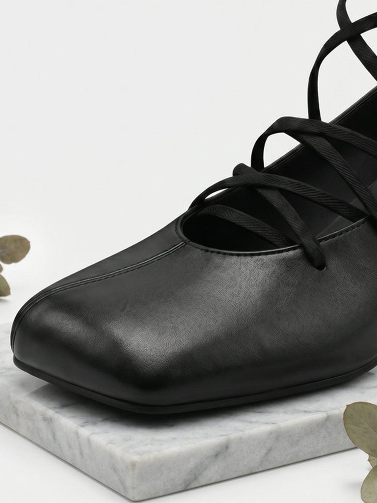 Schuhe mit Schnürung und Zehen
