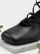 Schuhe mit Schnürung und Zehen