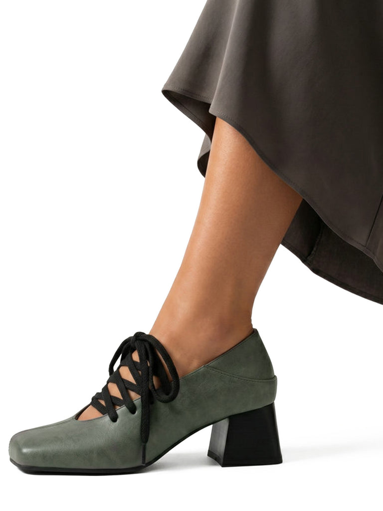 Schuhe mit Schnürung und Zehen