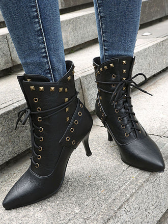 Gothic Stiefel mit Schnürung und goldenen Nieten
