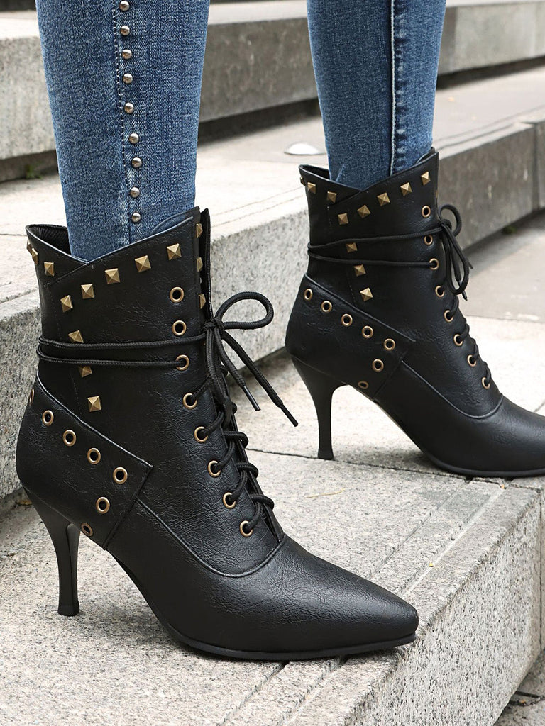 Gothic Stiefel mit Schnürung und goldenen Nieten