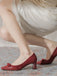 Burgunderrote Wildleder-Pumps mit Schleife und Blockabsatz